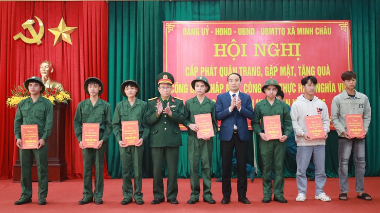 Xã Minh Châu: Cấp phát quân trang cho tân binh lên đường nhập ngũ năm 2026.- Ảnh 2.