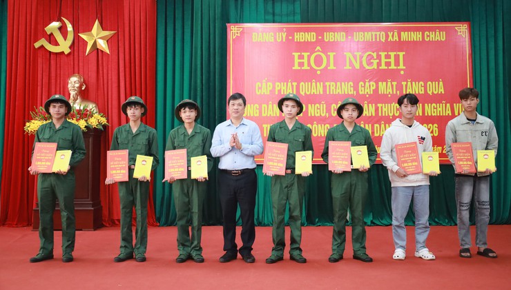 Xã Minh Châu: Cấp phát quân trang cho tân binh lên đường nhập ngũ năm 2026.- Ảnh 3.