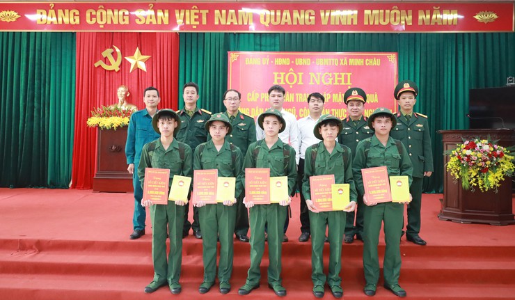 Xã Minh Châu: Cấp phát quân trang cho tân binh lên đường nhập ngũ năm 2026.- Ảnh 4.
