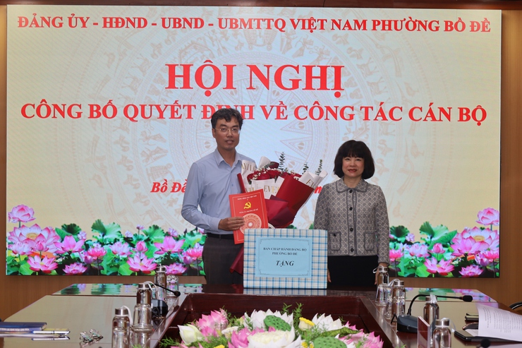 Đảng ủy phường Bồ Đề tổ chức hội nghị công bố quyết định về công tác cán bộ và chia tay Ủy viên Ban Chấp hành chuyển công tác.- Ảnh 1.