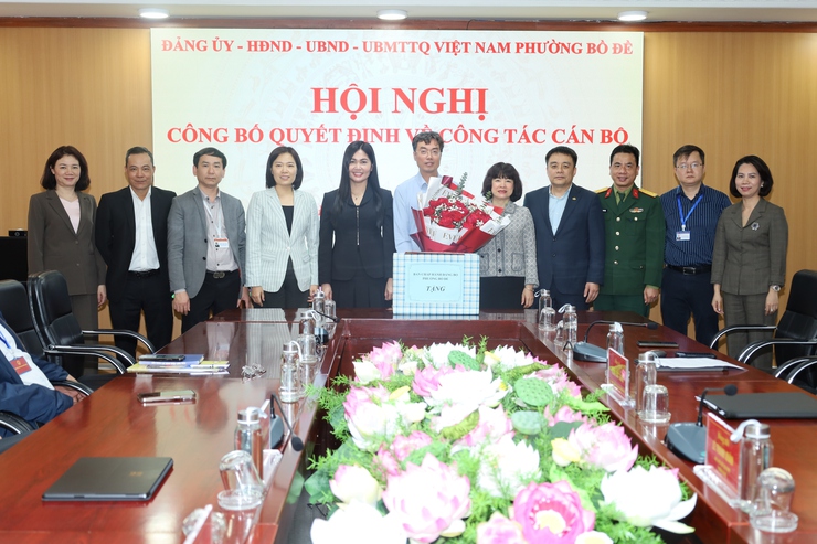 Đảng ủy phường Bồ Đề tổ chức hội nghị công bố quyết định về công tác cán bộ và chia tay Ủy viên Ban Chấp hành chuyển công tác.- Ảnh 4.