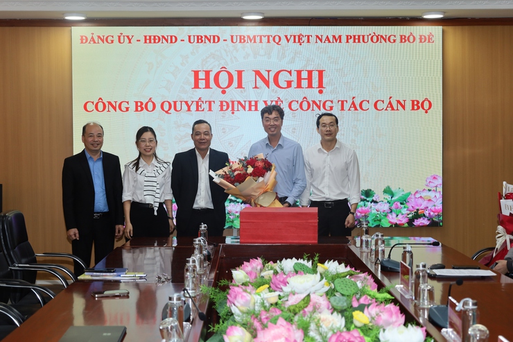 Đảng ủy phường Bồ Đề tổ chức hội nghị công bố quyết định về công tác cán bộ và chia tay Ủy viên Ban Chấp hành chuyển công tác.- Ảnh 6.
