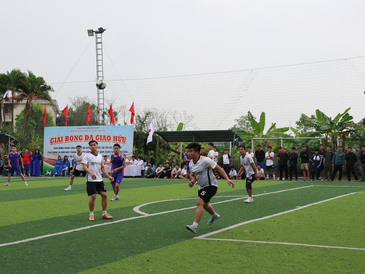 Bế mạc Giải bóng đá giao hữu xã Tam Hưng: Sôi nổi, đoàn kết, lan tỏa khí thế đầu xuân- Ảnh 1.