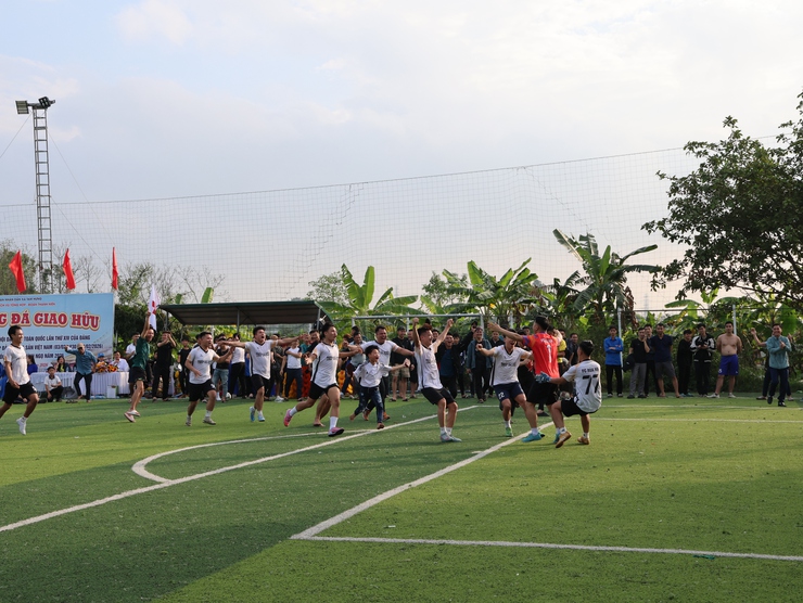 Bế mạc Giải bóng đá giao hữu xã Tam Hưng: Sôi nổi, đoàn kết, lan tỏa khí thế đầu xuân- Ảnh 4.