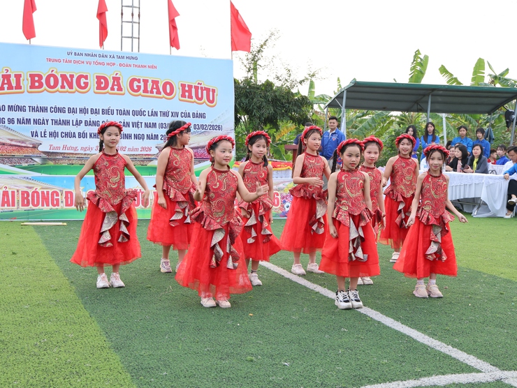Bế mạc Giải bóng đá giao hữu xã Tam Hưng: Sôi nổi, đoàn kết, lan tỏa khí thế đầu xuân- Ảnh 5.