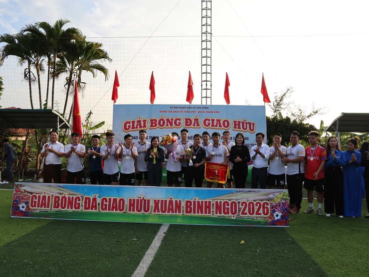 Bế mạc Giải bóng đá giao hữu xã Tam Hưng: Sôi nổi, đoàn kết, lan tỏa khí thế đầu xuân- Ảnh 3.