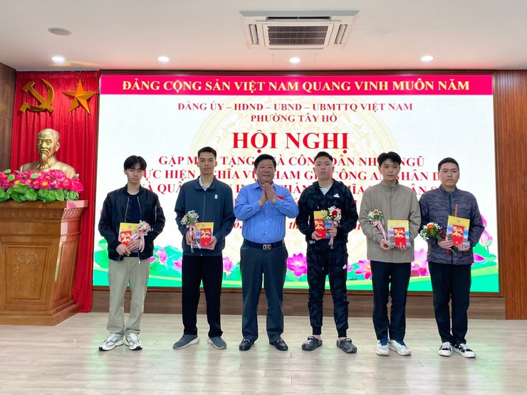 Phường Tây Hồ tổ chức gặp mặt quân nhân xuất ngũ, động viên công dân nhập ngũ và tham gia CAND năm 2026- Ảnh 8.