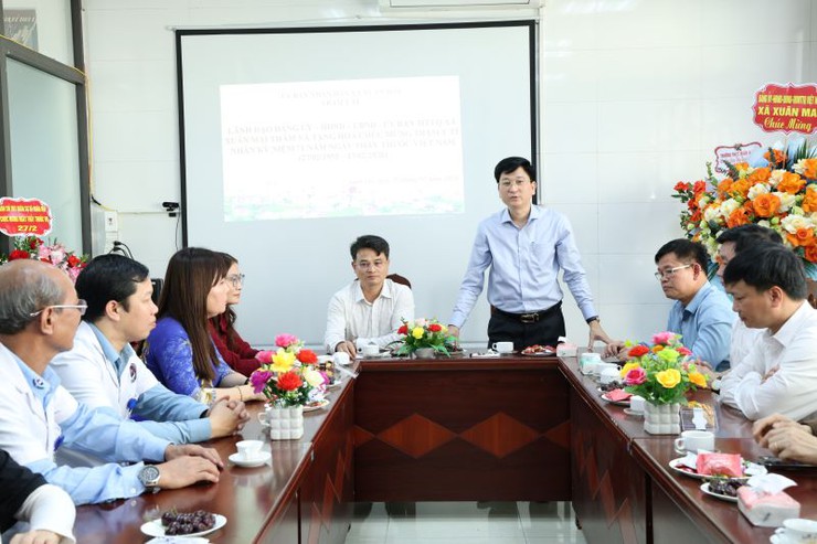 Lãnh đạo xã thăm, chúc mừng Trạm Y tế nhân dịp kỷ niệm Ngày Thầy thuốc Việt Nam 27/2- Ảnh 1.