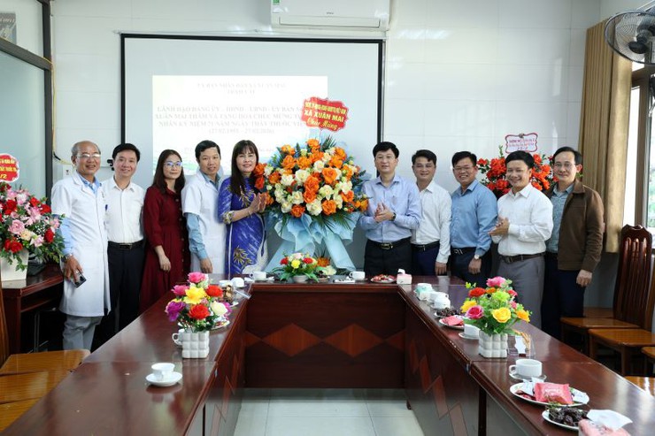 Lãnh đạo xã thăm, chúc mừng Trạm Y tế nhân dịp kỷ niệm Ngày Thầy thuốc Việt Nam 27/2- Ảnh 2.