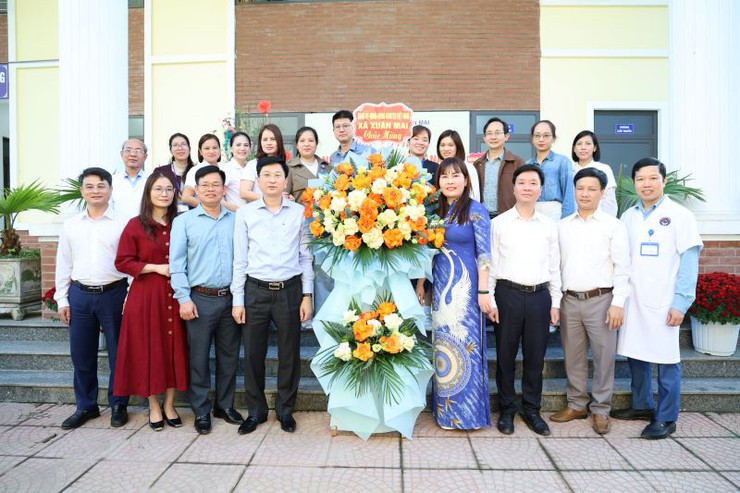 Lãnh đạo xã thăm, chúc mừng Trạm Y tế nhân dịp kỷ niệm Ngày Thầy thuốc Việt Nam 27/2- Ảnh 3.