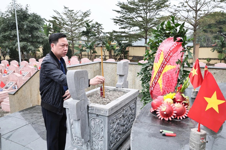 XÃ HÒA XÁ GẶP MẶT, TẶNG QUÀ ĐỘNG VIÊN QUÂN NHÂN XUẤT NGŨ, THANH NIÊN LÊN ĐƯỜNG NHẬP NGŨ NĂM 2026- Ảnh 1.