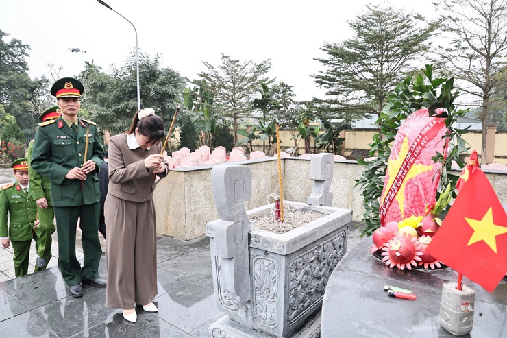 XÃ HÒA XÁ GẶP MẶT, TẶNG QUÀ ĐỘNG VIÊN QUÂN NHÂN XUẤT NGŨ, THANH NIÊN LÊN ĐƯỜNG NHẬP NGŨ NĂM 2026- Ảnh 2.