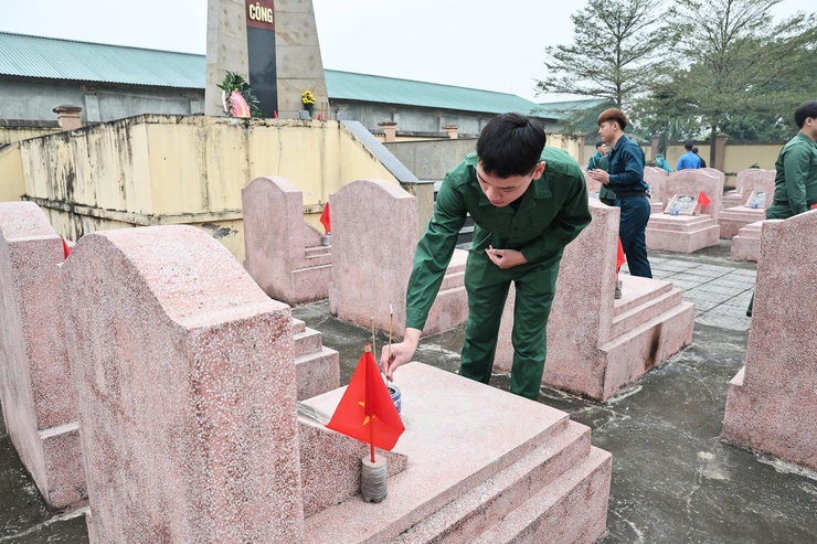 XÃ HÒA XÁ GẶP MẶT, TẶNG QUÀ ĐỘNG VIÊN QUÂN NHÂN XUẤT NGŨ, THANH NIÊN LÊN ĐƯỜNG NHẬP NGŨ NĂM 2026- Ảnh 3.