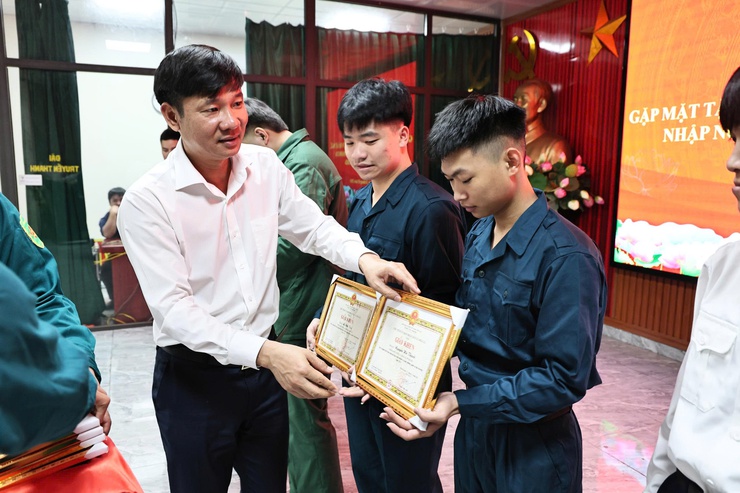 XÃ HÒA XÁ GẶP MẶT, TẶNG QUÀ ĐỘNG VIÊN QUÂN NHÂN XUẤT NGŨ, THANH NIÊN LÊN ĐƯỜNG NHẬP NGŨ NĂM 2026- Ảnh 4.