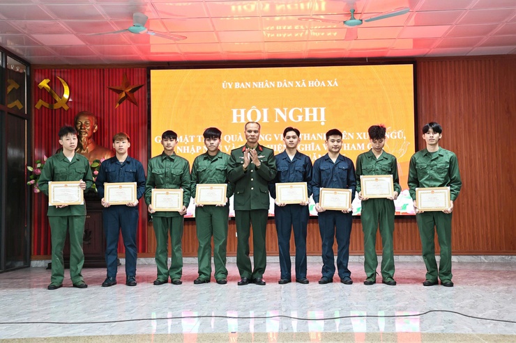 XÃ HÒA XÁ GẶP MẶT, TẶNG QUÀ ĐỘNG VIÊN QUÂN NHÂN XUẤT NGŨ, THANH NIÊN LÊN ĐƯỜNG NHẬP NGŨ NĂM 2026- Ảnh 14.