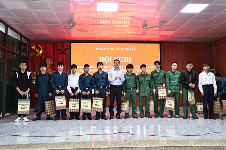 XÃ HÒA XÁ GẶP MẶT, TẶNG QUÀ ĐỘNG VIÊN QUÂN NHÂN XUẤT NGŨ, THANH NIÊN LÊN ĐƯỜNG NHẬP NGŨ NĂM 2026- Ảnh 6.