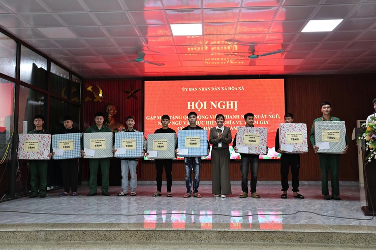 XÃ HÒA XÁ GẶP MẶT, TẶNG QUÀ ĐỘNG VIÊN QUÂN NHÂN XUẤT NGŨ, THANH NIÊN LÊN ĐƯỜNG NHẬP NGŨ NĂM 2026- Ảnh 12.