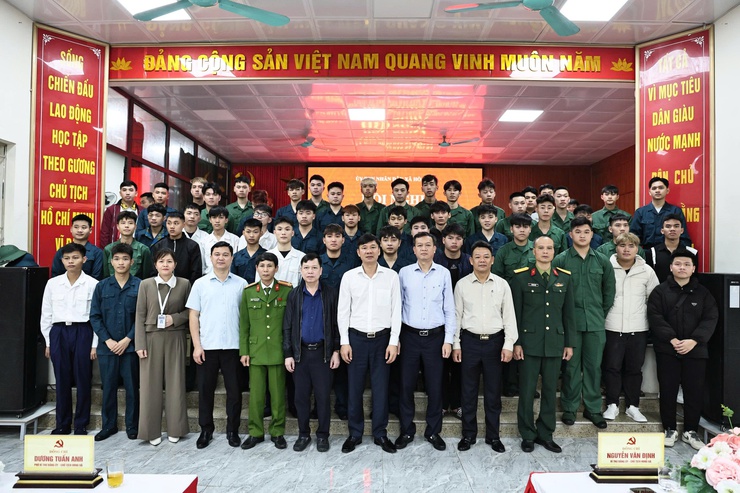 XÃ HÒA XÁ GẶP MẶT, TẶNG QUÀ ĐỘNG VIÊN QUÂN NHÂN XUẤT NGŨ, THANH NIÊN LÊN ĐƯỜNG NHẬP NGŨ NĂM 2026- Ảnh 13.