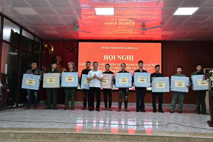 XÃ HÒA XÁ GẶP MẶT, TẶNG QUÀ ĐỘNG VIÊN QUÂN NHÂN XUẤT NGŨ, THANH NIÊN LÊN ĐƯỜNG NHẬP NGŨ NĂM 2026- Ảnh 11.