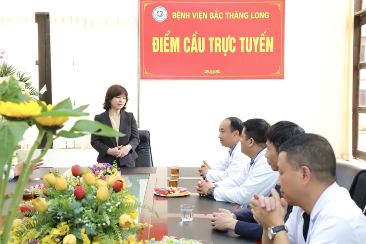 LÃNH ĐẠO XÃ THƯ LÂM THĂM, TẶNG HOA CHÚC MỪNG CÁC CƠ SỞ Y TẾ NHÂN NGÀY THẦY THUỐC VIỆT NAM 27/2- Ảnh 2.