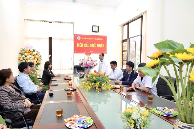 LÃNH ĐẠO XÃ THƯ LÂM THĂM, TẶNG HOA CHÚC MỪNG CÁC CƠ SỞ Y TẾ NHÂN NGÀY THẦY THUỐC VIỆT NAM 27/2- Ảnh 6.