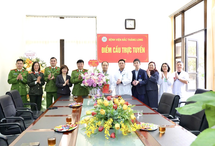 LÃNH ĐẠO XÃ THƯ LÂM THĂM, TẶNG HOA CHÚC MỪNG CÁC CƠ SỞ Y TẾ NHÂN NGÀY THẦY THUỐC VIỆT NAM 27/2- Ảnh 1.