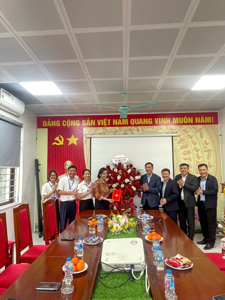 LÃNH ĐẠO XÃ THƯ LÂM THĂM, TẶNG HOA CHÚC MỪNG CÁC CƠ SỞ Y TẾ NHÂN NGÀY THẦY THUỐC VIỆT NAM 27/2- Ảnh 3.