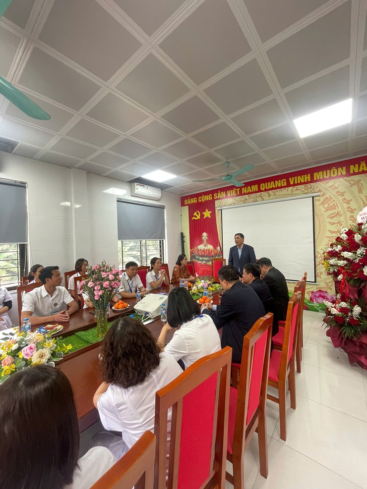 LÃNH ĐẠO XÃ THƯ LÂM THĂM, TẶNG HOA CHÚC MỪNG CÁC CƠ SỞ Y TẾ NHÂN NGÀY THẦY THUỐC VIỆT NAM 27/2- Ảnh 4.