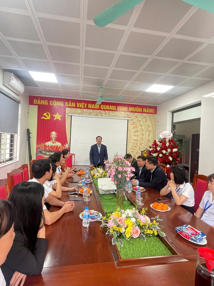 LÃNH ĐẠO XÃ THƯ LÂM THĂM, TẶNG HOA CHÚC MỪNG CÁC CƠ SỞ Y TẾ NHÂN NGÀY THẦY THUỐC VIỆT NAM 27/2- Ảnh 5.