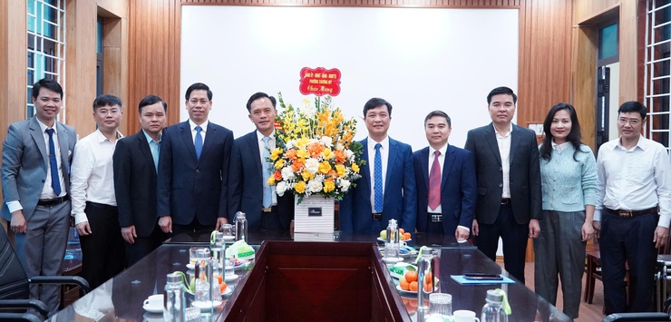 Phường Chương Mỹ thăm, chúc mừng các cơ sở y tế nhân kỷ niệm Ngày Thầy thuốc Việt Nam 27/2- Ảnh 1.