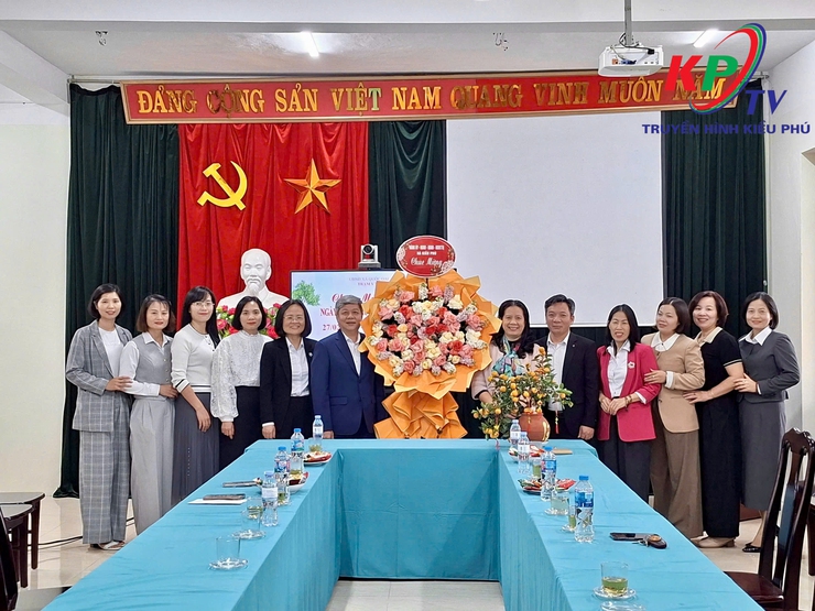 Lãnh đạo xã Kiều Phú chúc mừng Ngày Thầy thuốc Việt Nam 27/2- Ảnh 2.