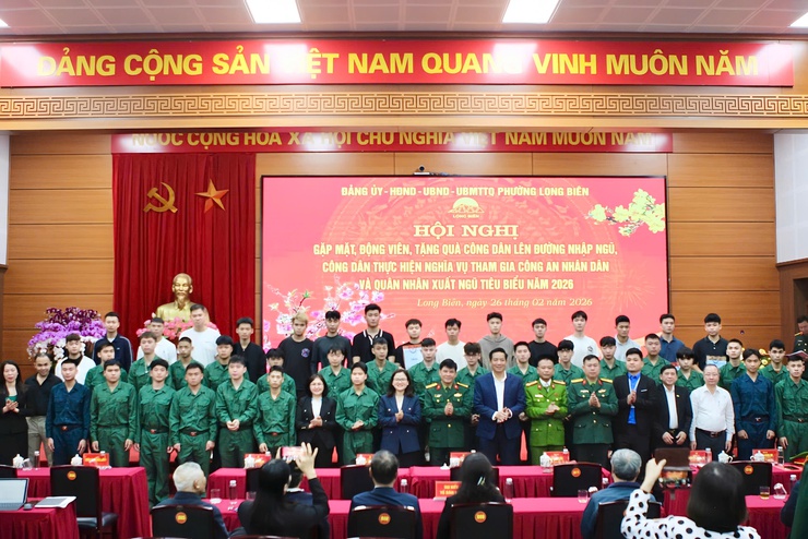 Phường Long Biên tổ chức Hội nghị gặp mặt, động viên tân binh và quân nhân xuất ngũ tiêu biểu năm 2026- Ảnh 1.