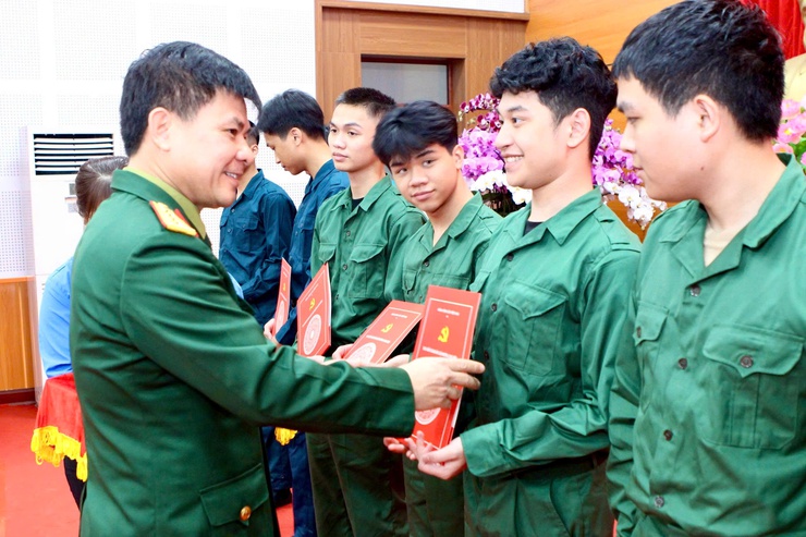 Phường Long Biên tổ chức Hội nghị gặp mặt, động viên tân binh và quân nhân xuất ngũ tiêu biểu năm 2026- Ảnh 4.