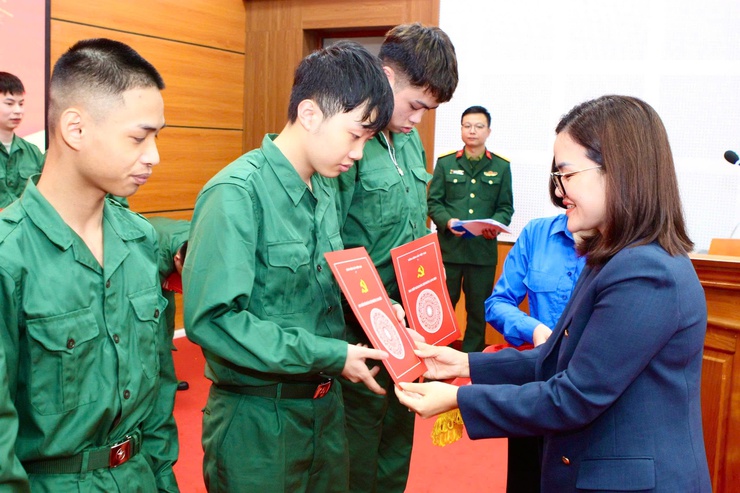 Phường Long Biên tổ chức Hội nghị gặp mặt, động viên tân binh và quân nhân xuất ngũ tiêu biểu năm 2026- Ảnh 5.