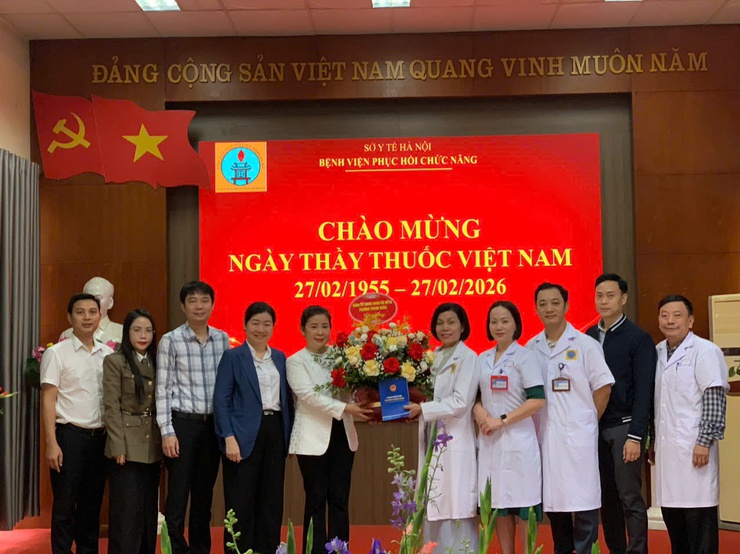 Lãnh đạo phường Thanh Xuân thăm, chúc mừng các đơn vị y tế trên địa bàn nhân kỷ niệm 71 năm Ngày Thầy thuốc Việt Nam (27/2/1955 – 27/2/2026)- Ảnh 2.