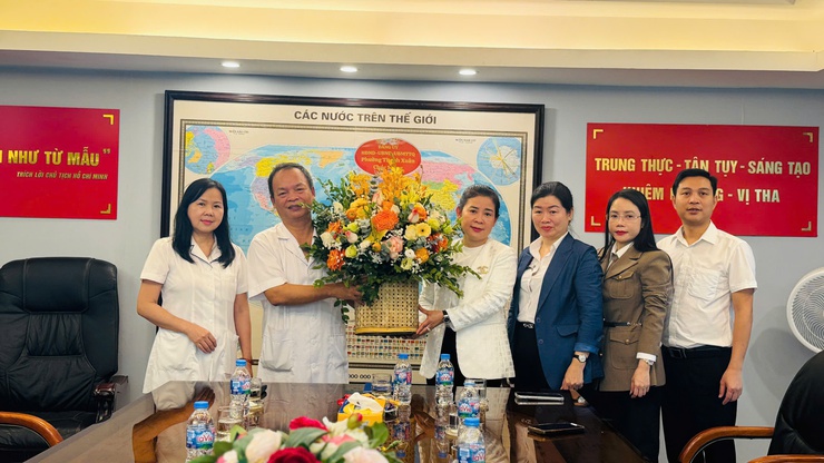 Lãnh đạo phường Thanh Xuân thăm, chúc mừng các đơn vị y tế trên địa bàn nhân kỷ niệm 71 năm Ngày Thầy thuốc Việt Nam (27/2/1955 – 27/2/2026)- Ảnh 1.