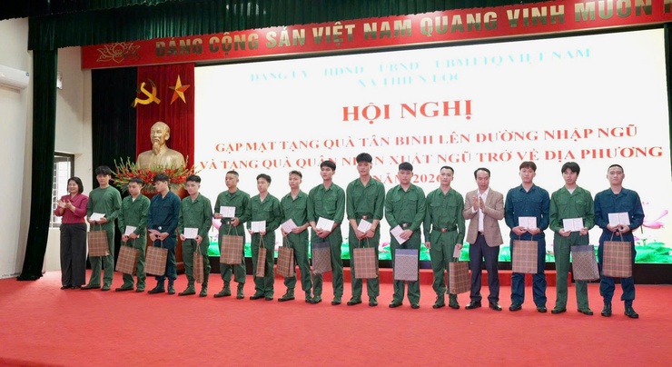 HỘI NGHỊ GẶP MẶT TẶNG QUÀ TÂN BINH LÊN ĐƯỜNG NHẬP NGŨ VÀ TẶNG QUÀ QUÂN NHÂN XUẤT NGŨ TRỞ VỀ ĐỊA PHƯƠNG NĂM 2026- Ảnh 14.
