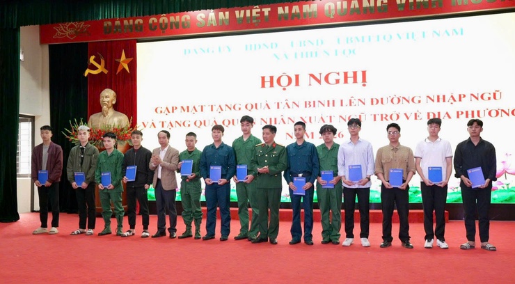 HỘI NGHỊ GẶP MẶT TẶNG QUÀ TÂN BINH LÊN ĐƯỜNG NHẬP NGŨ VÀ TẶNG QUÀ QUÂN NHÂN XUẤT NGŨ TRỞ VỀ ĐỊA PHƯƠNG NĂM 2026- Ảnh 15.