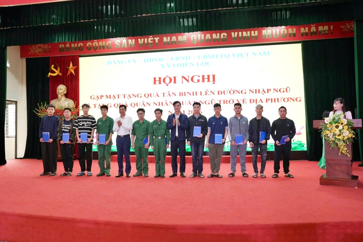 HỘI NGHỊ GẶP MẶT TẶNG QUÀ TÂN BINH LÊN ĐƯỜNG NHẬP NGŨ VÀ TẶNG QUÀ QUÂN NHÂN XUẤT NGŨ TRỞ VỀ ĐỊA PHƯƠNG NĂM 2026- Ảnh 11.