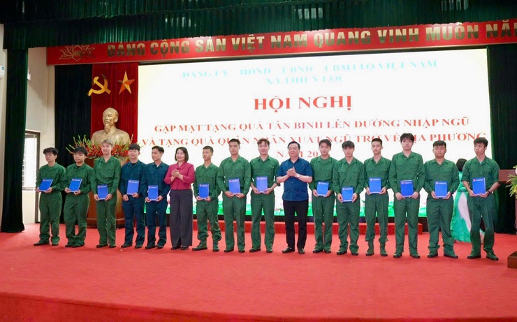 HỘI NGHỊ GẶP MẶT TẶNG QUÀ TÂN BINH LÊN ĐƯỜNG NHẬP NGŨ VÀ TẶNG QUÀ QUÂN NHÂN XUẤT NGŨ TRỞ VỀ ĐỊA PHƯƠNG NĂM 2026- Ảnh 13.