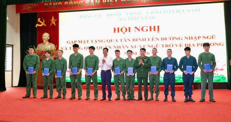 HỘI NGHỊ GẶP MẶT TẶNG QUÀ TÂN BINH LÊN ĐƯỜNG NHẬP NGŨ VÀ TẶNG QUÀ QUÂN NHÂN XUẤT NGŨ TRỞ VỀ ĐỊA PHƯƠNG NĂM 2026- Ảnh 12.
