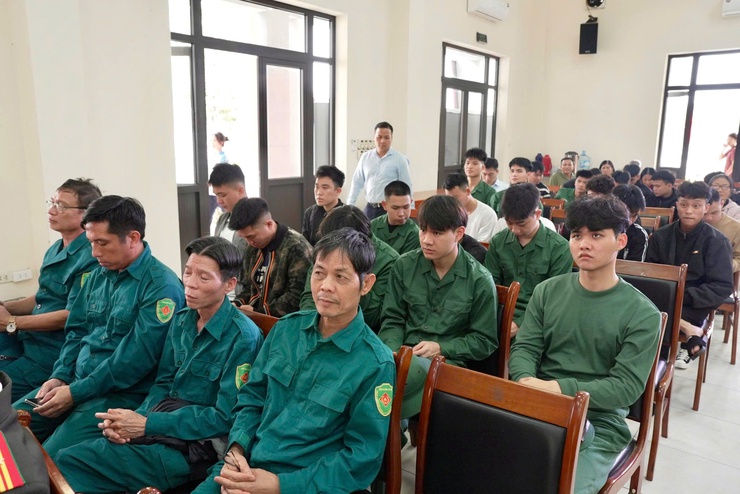 HỘI NGHỊ GẶP MẶT TẶNG QUÀ TÂN BINH LÊN ĐƯỜNG NHẬP NGŨ VÀ TẶNG QUÀ QUÂN NHÂN XUẤT NGŨ TRỞ VỀ ĐỊA PHƯƠNG NĂM 2026- Ảnh 4.