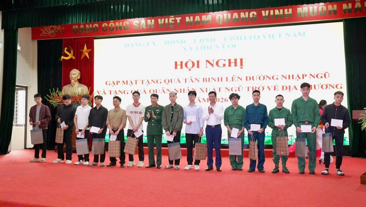 HỘI NGHỊ GẶP MẶT TẶNG QUÀ TÂN BINH LÊN ĐƯỜNG NHẬP NGŨ VÀ TẶNG QUÀ QUÂN NHÂN XUẤT NGŨ TRỞ VỀ ĐỊA PHƯƠNG NĂM 2026- Ảnh 8.