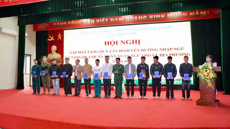 HỘI NGHỊ GẶP MẶT TẶNG QUÀ TÂN BINH LÊN ĐƯỜNG NHẬP NGŨ VÀ TẶNG QUÀ QUÂN NHÂN XUẤT NGŨ TRỞ VỀ ĐỊA PHƯƠNG NĂM 2026- Ảnh 9.