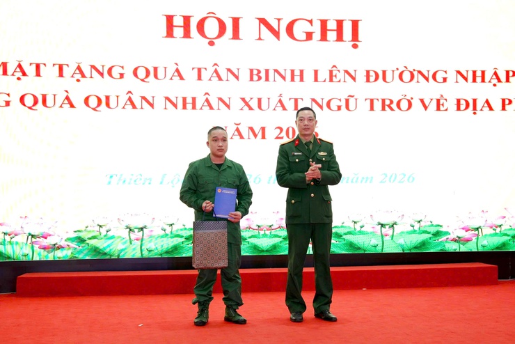 HỘI NGHỊ GẶP MẶT TẶNG QUÀ TÂN BINH LÊN ĐƯỜNG NHẬP NGŨ VÀ TẶNG QUÀ QUÂN NHÂN XUẤT NGŨ TRỞ VỀ ĐỊA PHƯƠNG NĂM 2026- Ảnh 16.