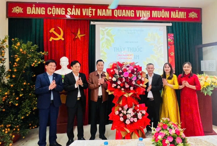 Trạm Y tế xã Tam Hưng gặp mặt kỷ niệm Ngày Thầy thuốc Việt Nam 27/2: Tôn vinh những người tận tụy vì sức khỏe nhân dân- Ảnh 1.