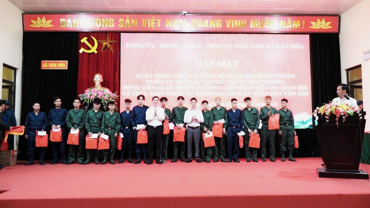 XÃ DÂN HÒA TỔ CHỨC GẶP MẶT QUÂN NHÂN XUẤT NGŨ, ĐỘNG VIÊN CÔNG DÂN NHẬP NGŨ NĂM 2026: Vinh dự – Tự hào – Trách nhiệm- Ảnh 8.
