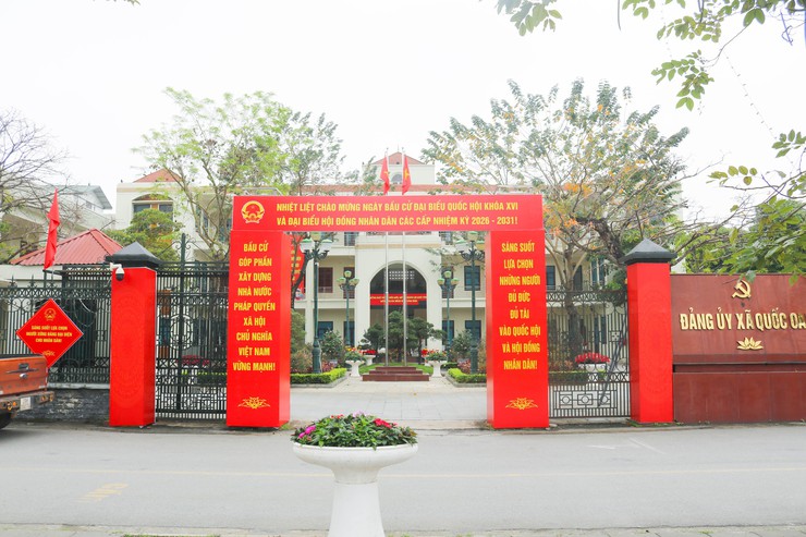 Đồng chí&nbsp;Giám đốc Trung tâm Dịch vụ Tổng hợp xã Quốc Oai&nbsp;kiểm tra công tác trang trí, tuyên truyền phục vụ bầu cử tại xã Quốc Oai- Ảnh 1.