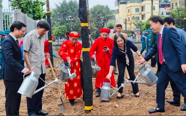 Thầy và trò Trường Tiểu học Hoàng Liệt tích cực tham gia Lễ phát động “Tết trồng cây đời đời nhớ ơn Bác Hồ” Xuân Bính Ngọ 2026 - Ảnh 1.