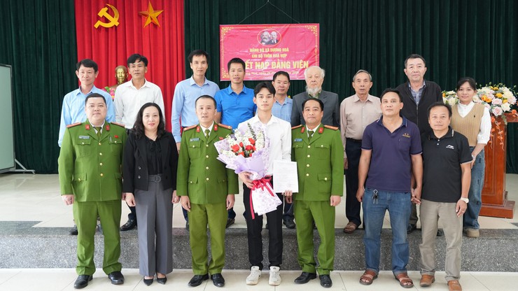 Chi bộ thôn Hoà Hợp tổ chức Lễ kết nạp đảng viên mới cho quần chúng ưu tú chuẩn bị tham gia nghĩa vụ Công an nhân dân năm 2026 - Ảnh 1.